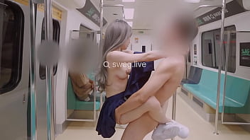 在地铁上偷偷玩跳蛋，被陌生痴汉按在车厢里猛操到口爆，淫水直流 Swag.live @linlinbebe