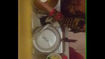 Tante Desi Yang Menggoda Dengan Belahan Dadanya Yang Menggiurkan