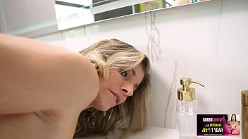 Ibu Tiriku Cory Chase Memperlihatkan Memek Gundulnya Dan Membiarkanku Mengentot Pantatnya Di Kamar Mandi