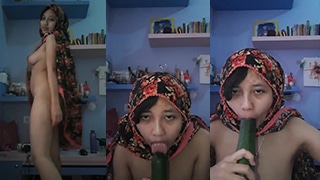 Gadis Berhijab Meruchan Menggoda: Adegan Panas Mahasiswi Nakal Bagian 1