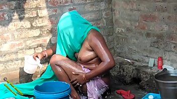 Video Mandi Seksi Radhika Desa India Dalam Bahasa Hindi