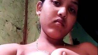 Gadis Desi Merekam Selfie Telanjang Yang Menggoda