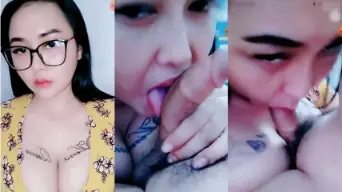 Leila Berkacamata Mengulum Batang Kekasihnya
