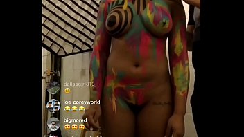 Tetesan Puting Susu Tak Sengaja Di Siaran Langsung Instagram