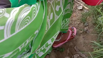 Desi Bhabhi Digoda Di Ladang, Ngentot Di Luar Rumah