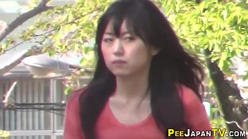 Gadis Jepang Jongkok Dengan Gaya Yang Menggoda