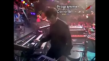 Eurythmics – Live 1983: Getaran Panas Di Atas Panggung