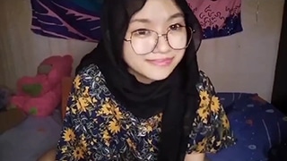 Gadis Berjilbab Berkacamata Yang Asyik Menggoda Dirinya Sendiri