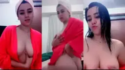 Rosalinda Usai Mandi, Membuka Handuk Memamerkan Payudara Besarnya