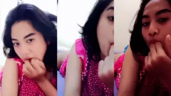 Wondergurl Menggoda Dengan Daster Pink Yang Membuat Nafsu Membara, Menggigit Jari Penuh Gairah