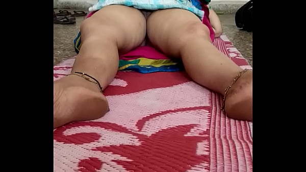 Pijat Erotik Oleh Bibi Desi Yang Menggoda