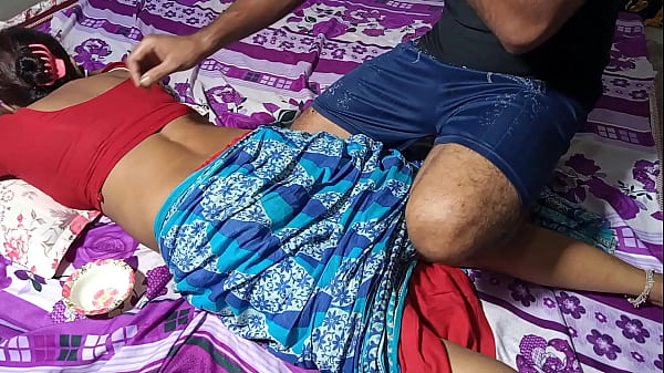 दोस्त की गर्म माँ ने मालिश के बहाने अपनी चूत मचवाई – जोरदार हिंदी में सुनें