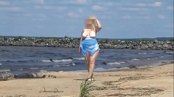 Ibu Seksi Di Pantai Dengan Bikini Putih Yang Menggoda