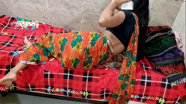 पति से फोन पर बात करते हुए भाई ने मेरी चूत मारी, जोर-जोर से चिल्लाती हुई।