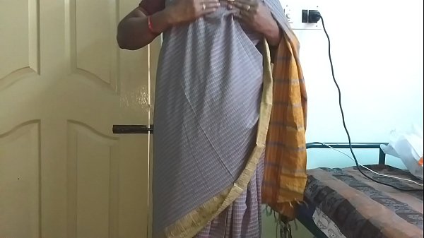 Desi Istri Nakal Dari India, Vanitha, Mengenakan Saree Abu-abu Ketat Yang Menampilkan Payudara Besar Dan Memamerkan Vaginanya Yang Mulus, Meremas Payudara Dan Menggosok Klitorisnya Dengan Nafsu