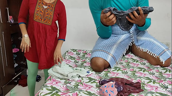 कोमल स्नान करने जा रही थी तभी उसका छोटा देवर आकर उसकी चुदाई करने लगा