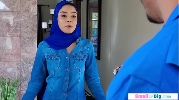 Remaja Arab Digoyang Keras Oleh Dua Pria Kekar
