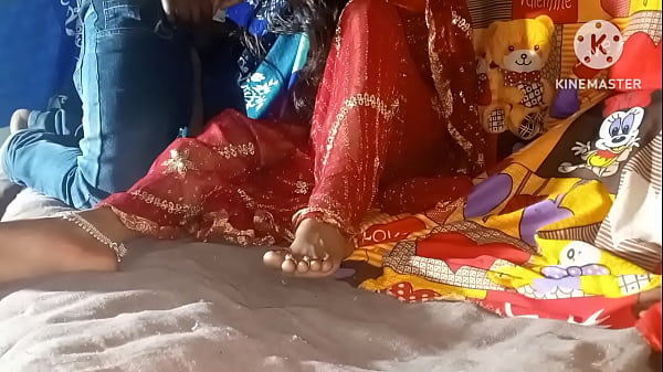 भारतीय देसी भाभी गाँव के मजबूत लड़के के साथ गर्मजोशी से मिलन
