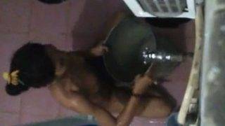 Video Panas Pembantu India Mandi Sambil Diintip