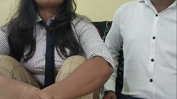 देसी नई नौकरी वाली लड़की का पहला दिन, काम पूरा न कर पाने पर बॉस ने ऑफिस की कुर्सी पर ही ले लिया उसकी चुदाई।