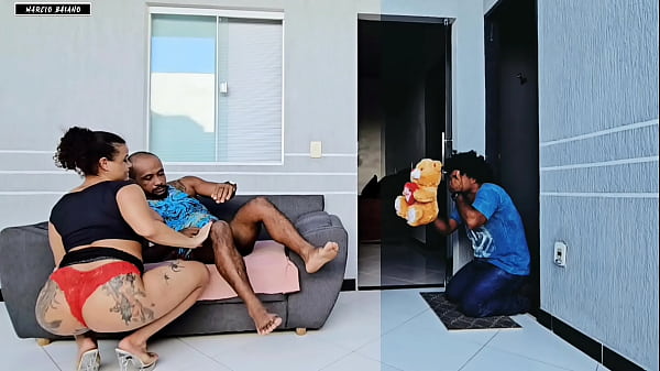 Kekasihku Yang Bodoh Membawakan Hadiah Romantis, Tapi Malah Menemukanku Tengah Digerogoti Kakaknya Di Hari Valentine — Lebih Baik Kau Sodok Saja Pantatku Dengan Kontol Yang Besar
