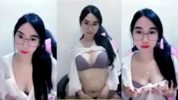 Amerlita Bergaya Dengan Kacamata Yang Menggoda