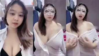 Cewek Tobrut Live Pamer Tubuh Dengan Baju Tipis Menggoda