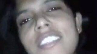 Desi Liar Menggoyang Payudara Montok Dengan Nafsu