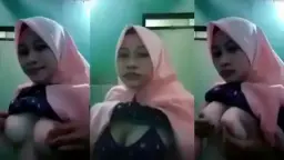 Jilbab Ketat Pamer Payudara Montok