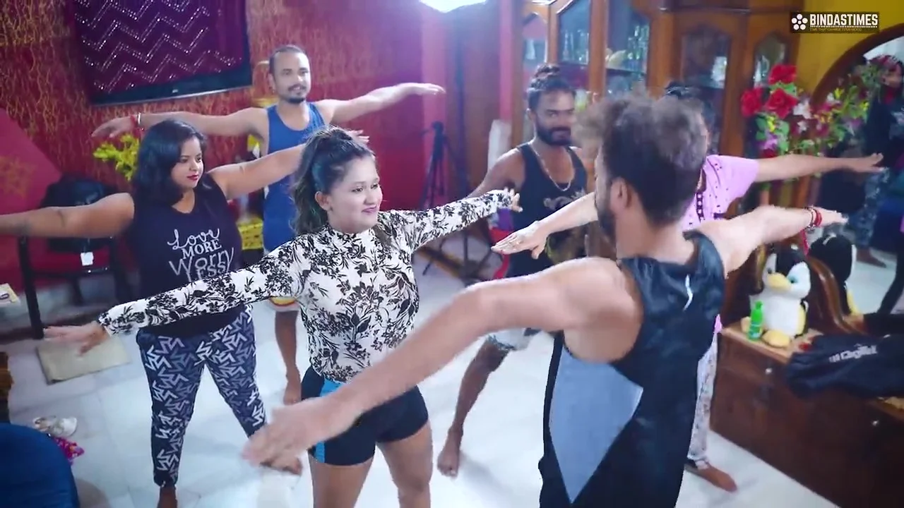 Kelas Yoga 2025: Adegan Panas Hindi Yang Menggoda