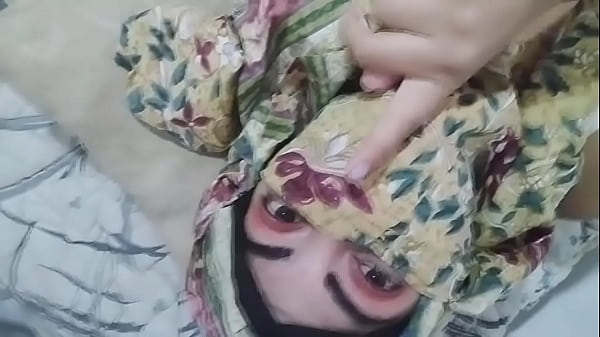 Istri Arab Berjilbab Hot Masturbasi Semburkan Basah Saat Suami Sholat Di Ruang Lain