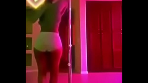 Gadis Desi Yang Menggoda Di Atas Panggung
