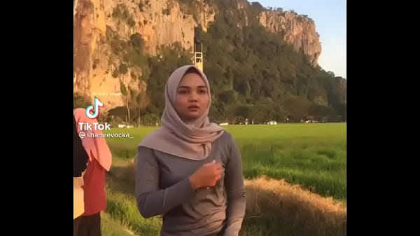 Goyangan Maut Bertudung, Menggoda Dan Menggairahkan