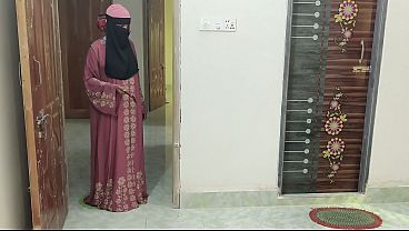 Menggoda Adik Tiriku Demi Waktu Main Game