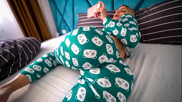 Kakak Tiri Ketahuan Nonton Film Porno, Lalu Kusurga Sampai Klimaks Dan Merengek Minta Dikasih Penuh Dalam.