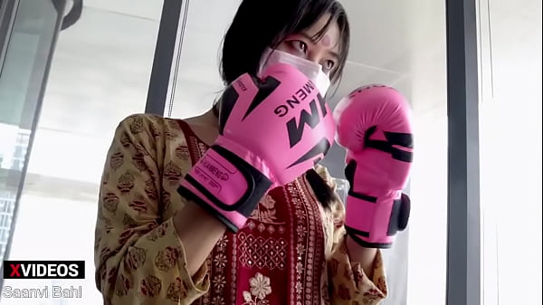 Gadis Ufc Desi Pukul Seperti Profesional Dengan Gaya Seksi