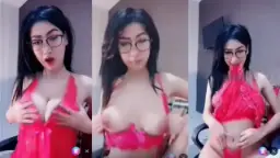 Awcece Bergaya Dengan Lingerie Merah Yang Menggoda