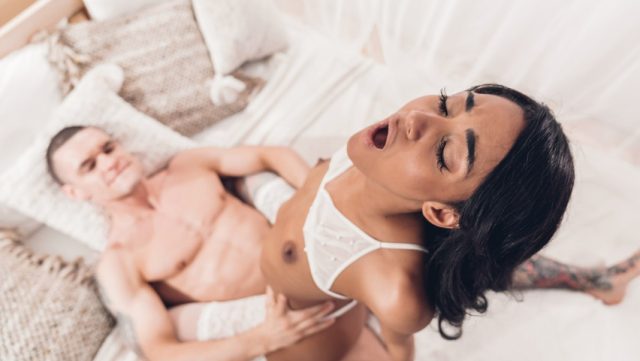 Gairah Membara – Bercinta Penuh Nafsu Dengan Remaja Seksi