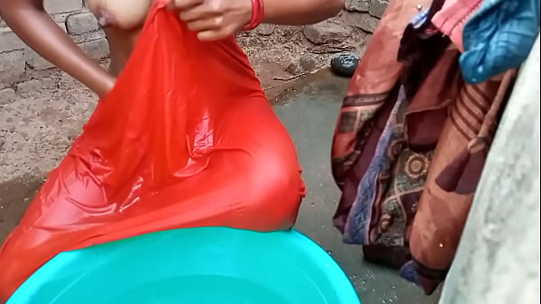 Rati Mandi Di Kamar Mandi, Suara Hindi Bikin Makin Basah