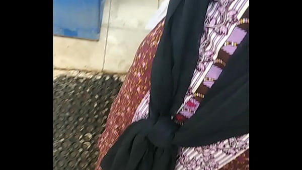 Menyelipkan Tangan Ke Balik Rok Cewek, Mainin Anty Basah Kuyup.