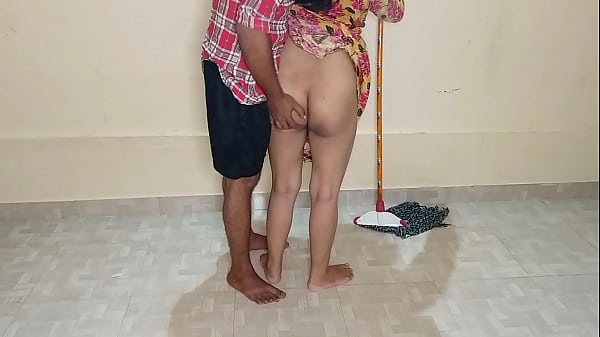 Kamar Lagi Dipel, Mbak Pembantu Tua Digojlok Sambil Nyusu Kontol, Suara Jelas Bikin Makin Panas!