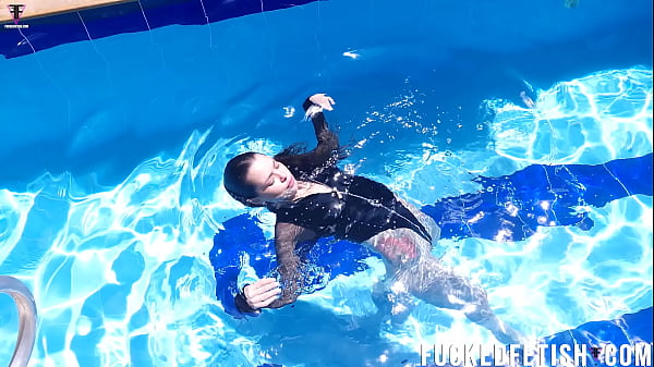 Jessica Bunny Telanjang Di Kolam Renang