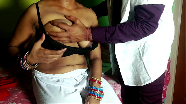 Dokter Menggila, Merangsang Memek Pasien Perawan Dengan Suara Serak Hindi