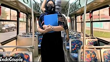 Ibu Muda Jilbab Pulang Kuliah Naik Bus Sendirian, Langsung Digaruk Orang Asing Di Atas Jilbabnya.