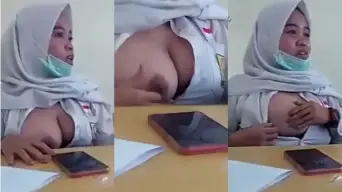 Sma Hijab Tobrut Pamer Tetek Sambil Ngunjukin Dada Di Depan Kelas