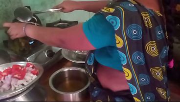 Ibu Rumah Tangga India Main Masak-masak Sambil Main Sex Sama Pacar Di Dapur.