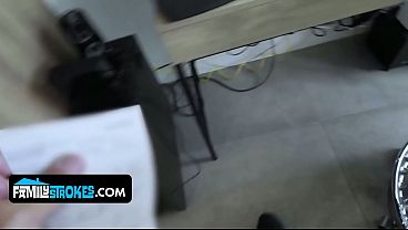 Anak Tiri Cewek Latin Pamer Tubuh Mulusnya Biar Bapak Tiri Nggak Tahan