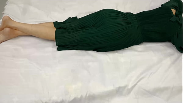 Kakak Tiri 18 Tahunku Sendirian Di Kamar, Aku Juga Masuk Ke Kamarnya Dan Menikmati Memeknya Saat Malam.