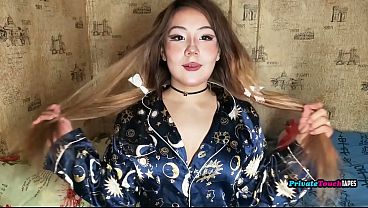 Gadis Montok Rusia Dengan Paha Besar Mainin Memek Sempitnya Pakai Dildo Yang Udah Masuk Dalam.