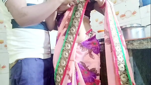 देसी भाभी बर्तन धो रही थी, तभी देवर ने आकर बोला, “भाभी, तुम्हारी चूत चाहिए, देगी क्या?” हिंदी ऑडियो।